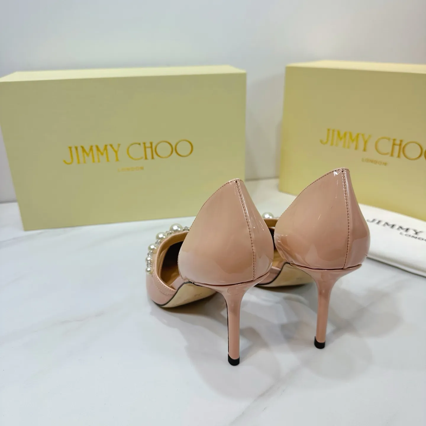 👟👟Ex-factory price 620👟👟 JIMMY CHOO (Jimmy CHOO) 💝💝💝 is a very comprehensive noble fashion lifestyle brand, with a series of women's high-heeled, medium-heeled, flat-heeled sandals with the same straps from major fashion bloggers and celebrities in Hong Kong and the United States.  The Australian pointed toe, round toe and square toe series are simply beautiful. Fall in love with elegance and playful sense of the future. Just by looking at them, you want to own them immediately, but you can really think about a pair of exquisite high heels~~~~~~~~~~~~~~~~~ 💝This series is specially designed for extraordinary and indifferent ladies, thus creating a unique overall effect, Jimmy Choo Design products that inspire women to move forward and show their charm💝💝💝 1⃣️Material: Imported patent leather 2⃣️Inner: Imported Italian lambskin, super soft and delicate 3⃣️Outsole: Imported Italian original original color genuine leather outsole Heel height 8.5 4⃣️Code number: 35 to 39 (34.40.41.42. Customized)